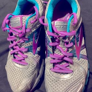 Brooks athletic shoe RARE FIND size 10.5 WIDE